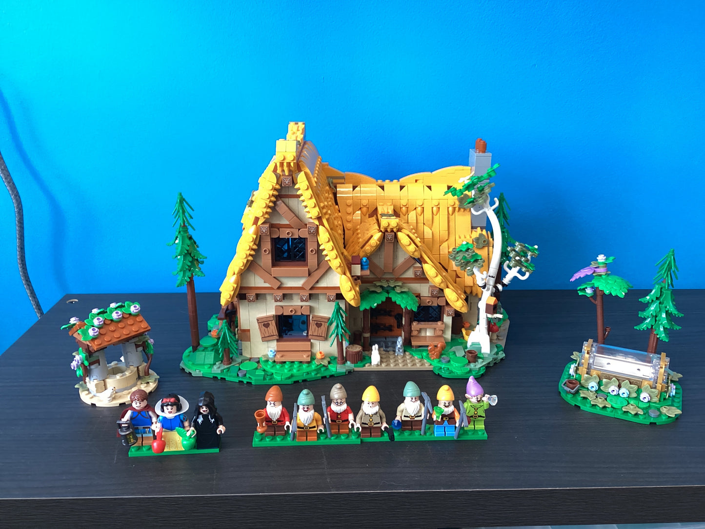 43242 Snow White and the Seven Dwarfs' Cottage - USED